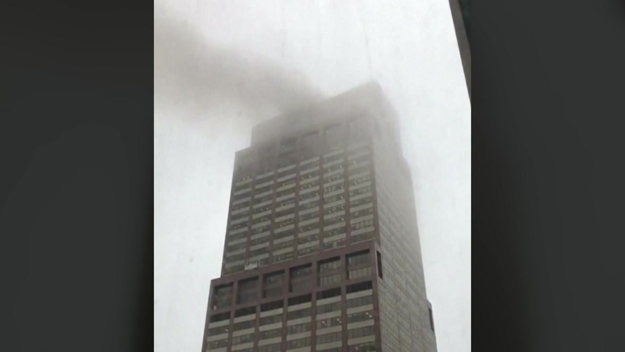 美 뉴욕 맨해튼 고층빌딩 옥상에 헬기 불시착...조종사 1명 사망