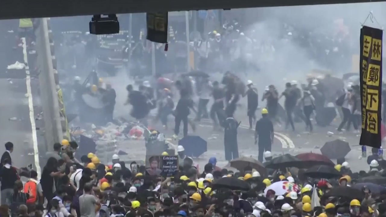 홍콩 시민 "범죄인 인도법 중단하라" 반발...정부, 일단 연기