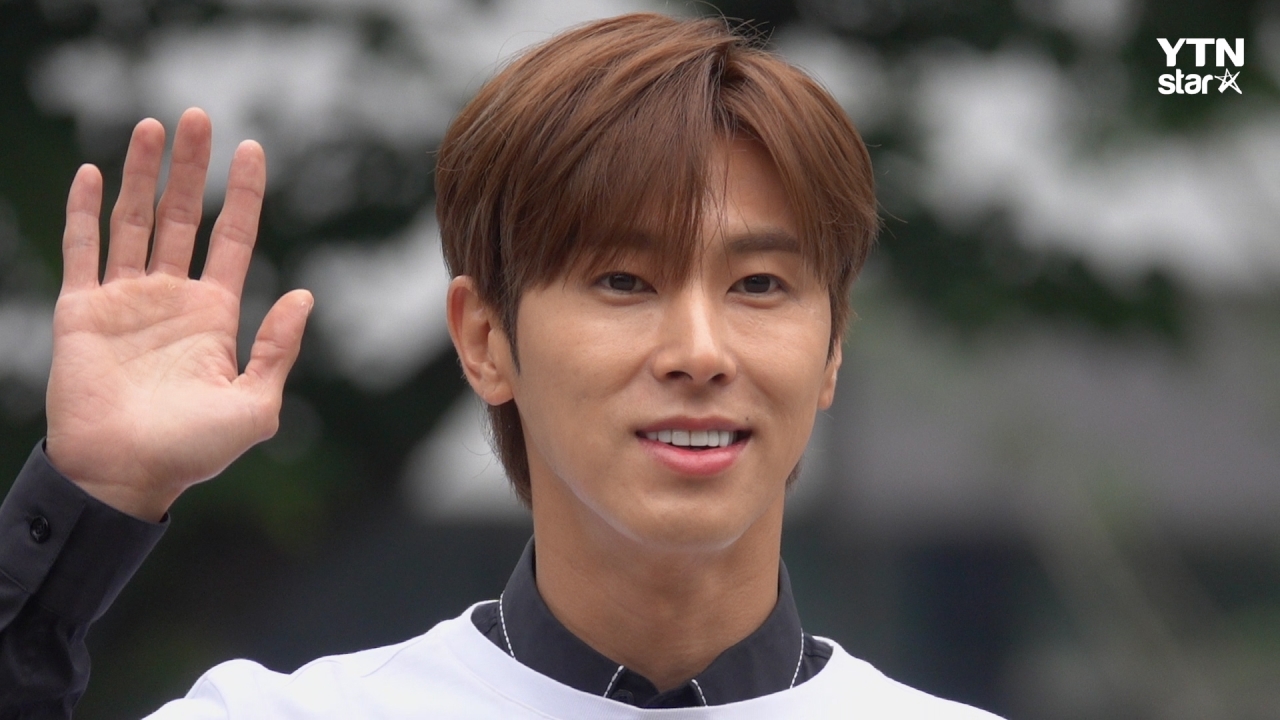 [방송][Y영상] 유노윤호, 열정남의 뮤뱅 출근길 #솔로데뷔 #첫출근 | YTN [Y영상] 유노윤호, 열정남의 뮤뱅 출근길 #솔로데뷔 #첫출근