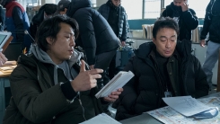 연기 괴물X스릴러 장인...이성민·이정호 감독의 '비스트' 연기 괴물X스릴러 장인...이성민·이정호 감독의 '비스트'