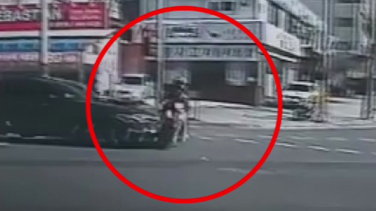 사거리에서 오토바이·승용차 충돌...1명 다쳐