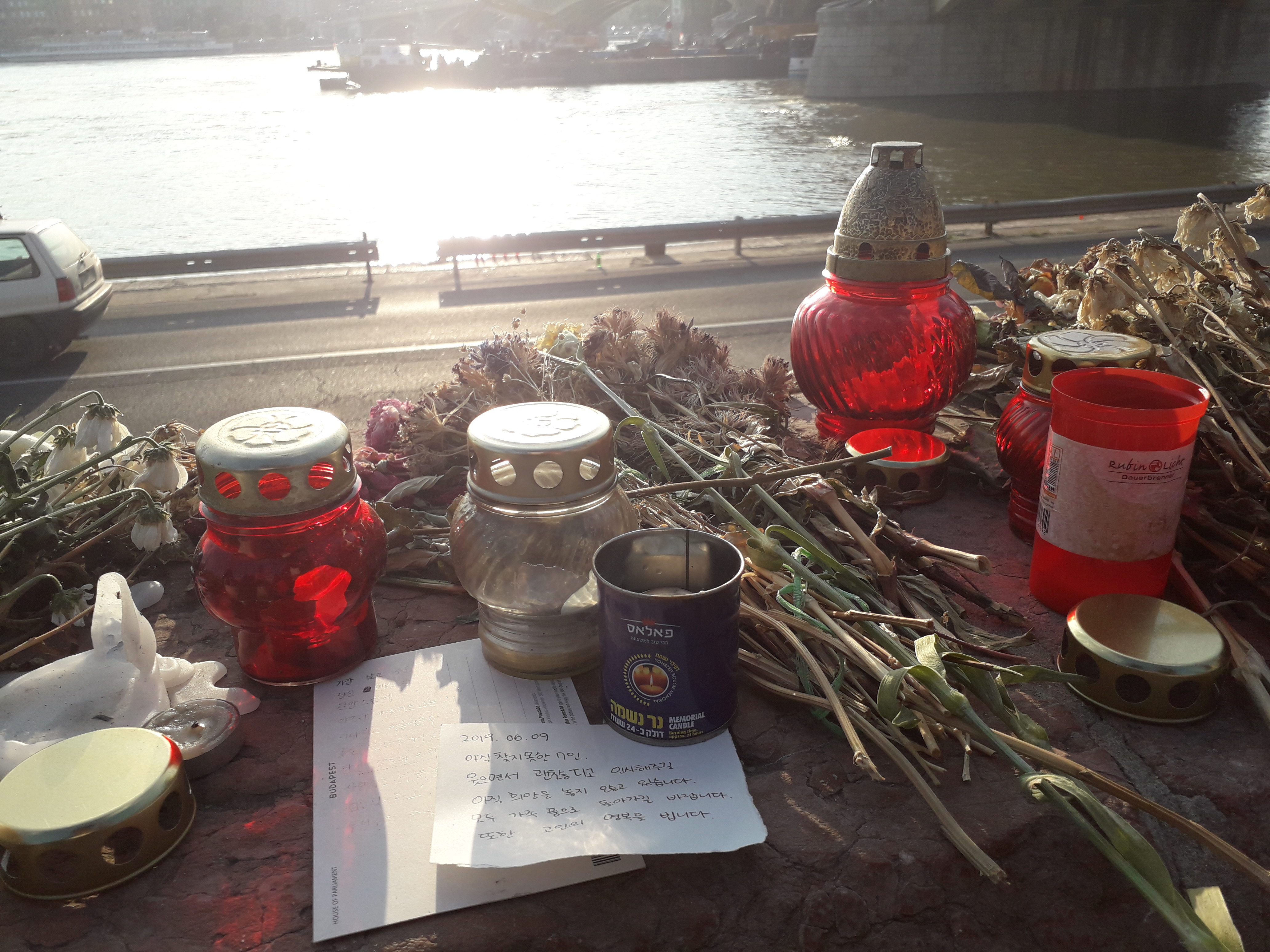 [와이파일] 헝가리 유람선 참사 "꽃은 시들고 촛불은 꺼지지만 기억하겠다."
