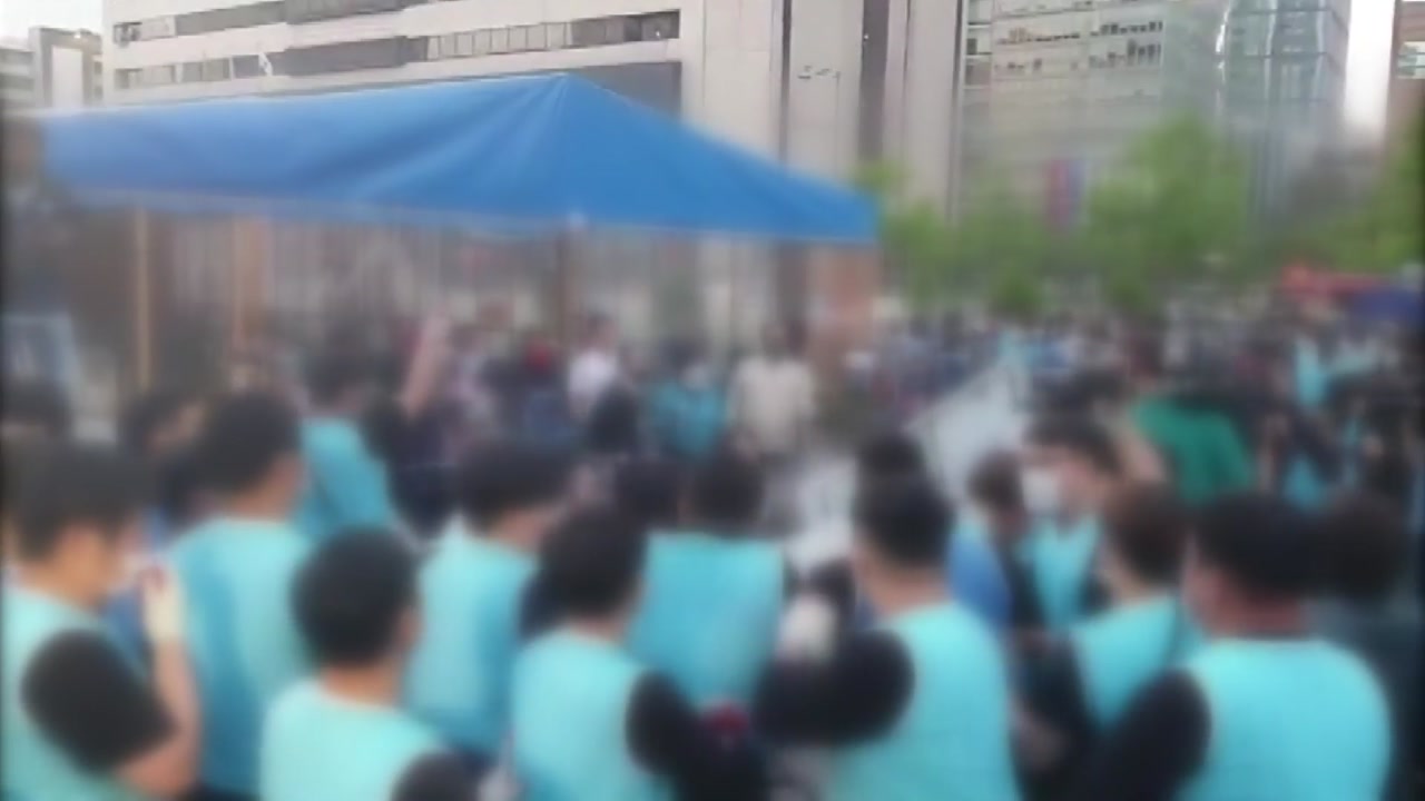 [속보] 서울시, 대한애국당 광화문 천막 강제 철거 진행 중...극렬 저항