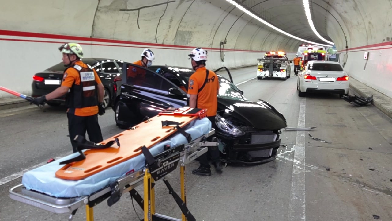 영동고속도로서 승용차 터널 벽 충돌...2명 부상