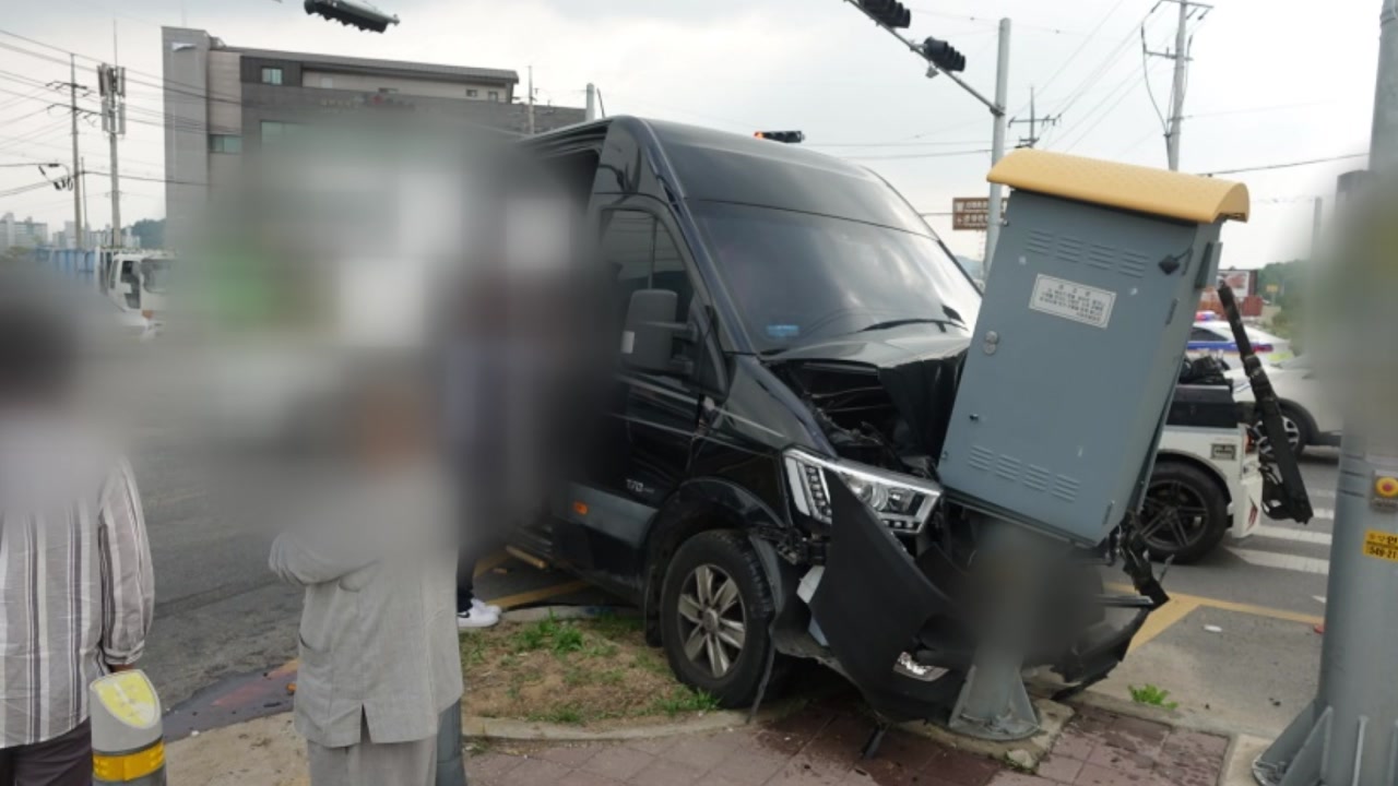 아산서 학원버스-차 충돌...어린이 9명 부상