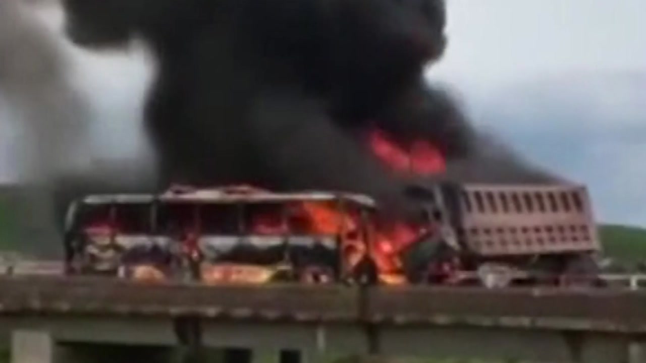 中 백두산行 관광버스 화재...6명 사망· 38명 부상