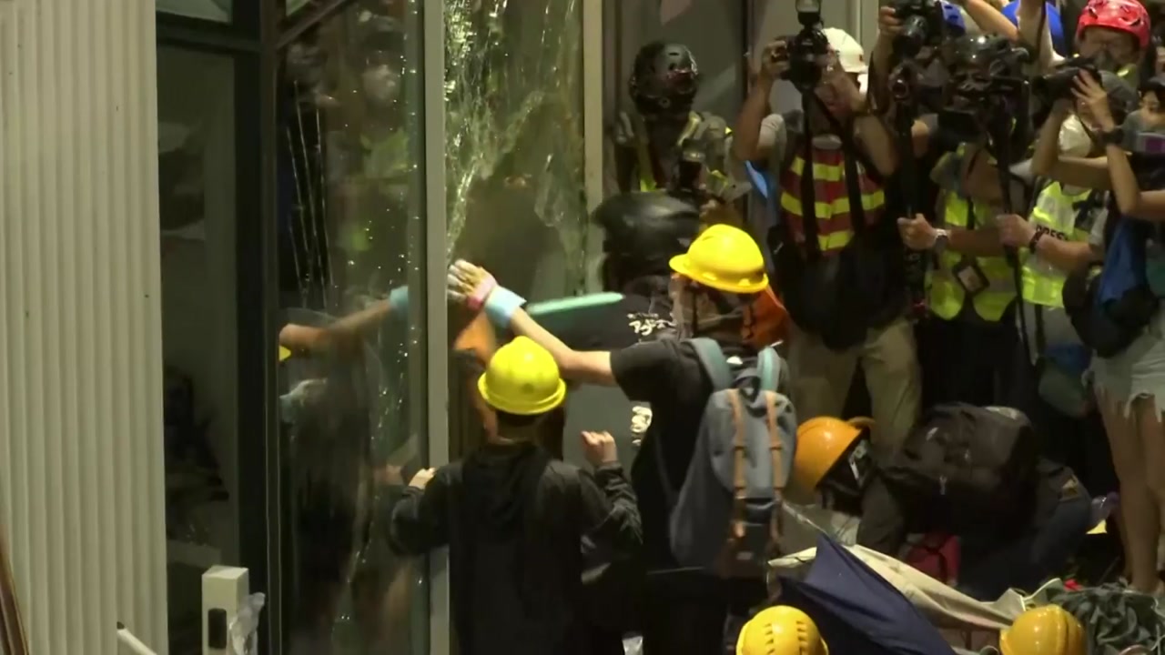홍콩 시위대, 입법회 점거...경찰, 3시간 뒤 해산