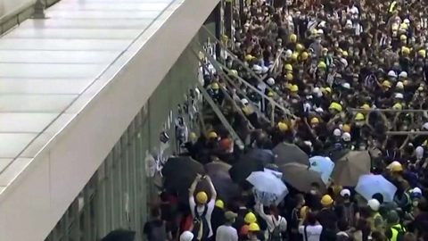 中 매체, 홍콩 입법회 점거 시민 '폭도' 비난