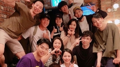 송중기, 이혼 발표 전 밝은 모습... "연극 본 후 동료들과 사진" 송중기, 이혼 발표 전 밝은 모습... "연극 본 후 동료들과 사진"