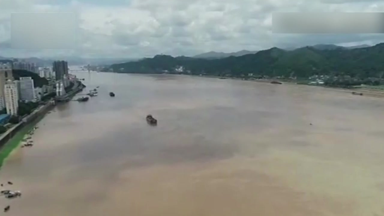 中 남부 폭우로 11명 사망... 제방 붕괴 속출