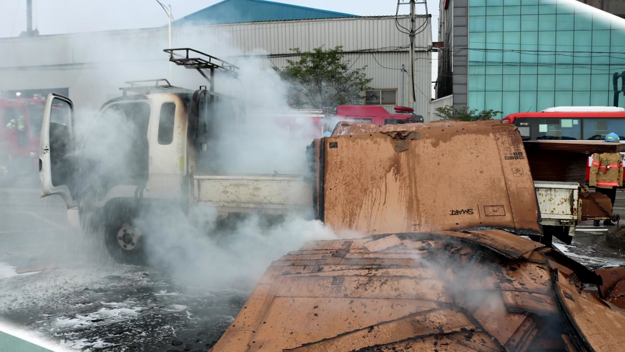 인천 고잔동 도로 달리던 2.5톤 트럭에서 불