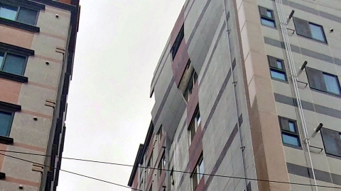 부산 남산동서 비바람에 건물 외벽 '덜렁'