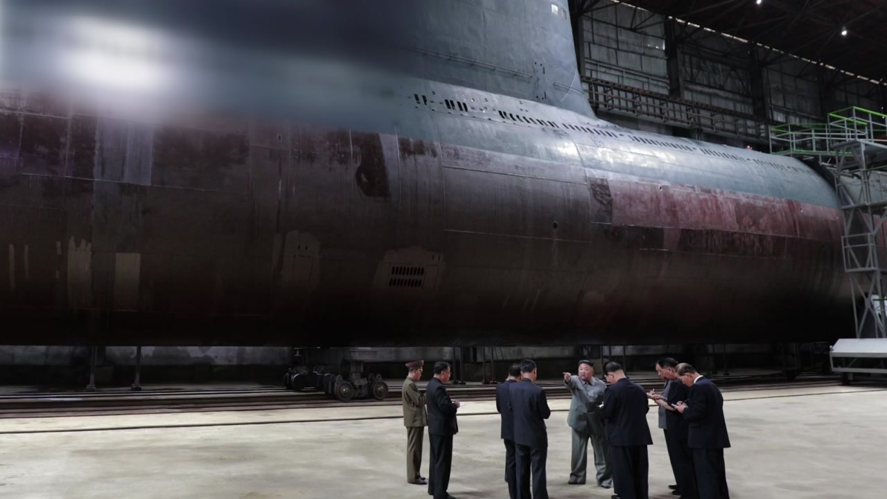 북한 신형 잠수함 노출...의도는?