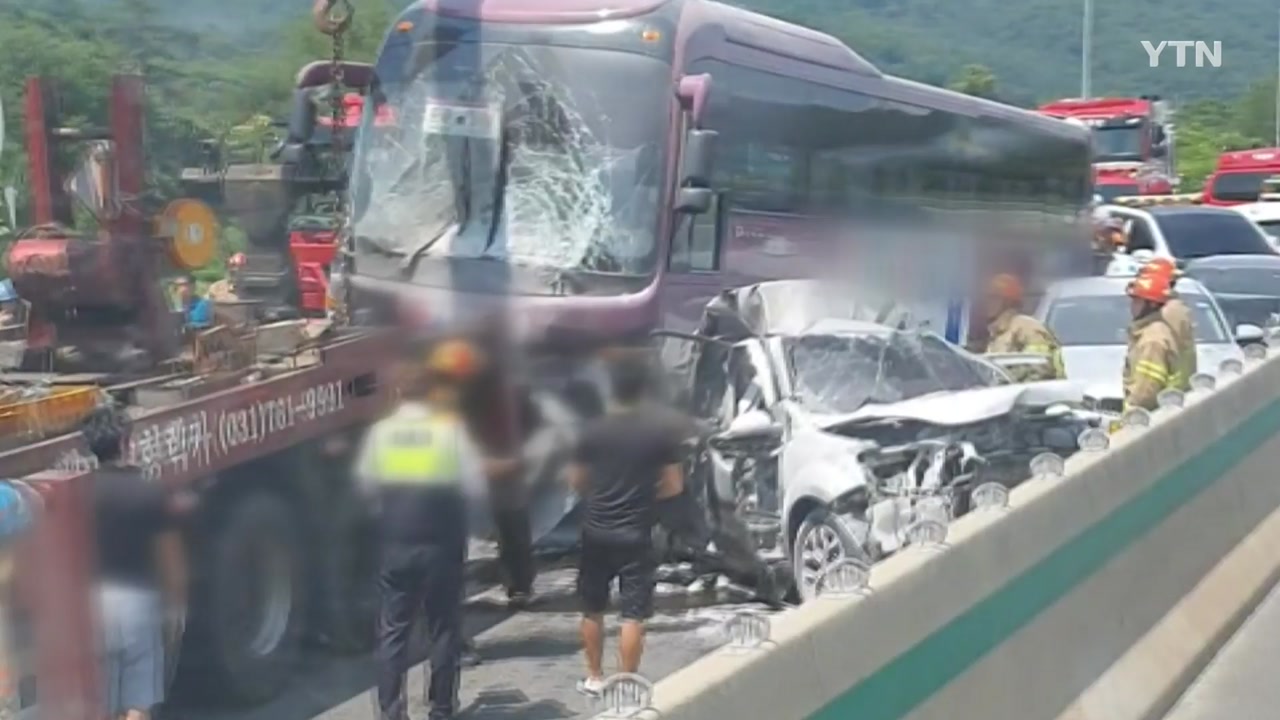 중부고속도로 고속버스 6중 추돌 사고...1명 사망·19명 부상