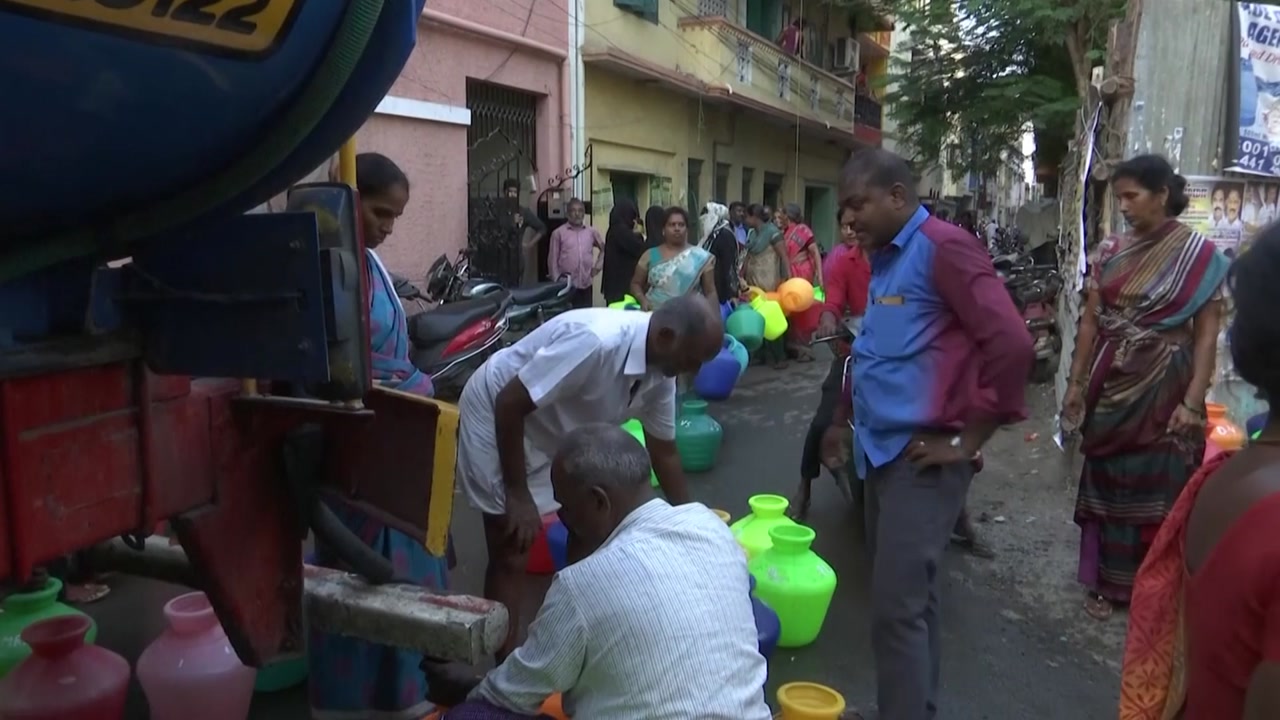 '고질적 물 부족' 인도 첸나이...철로로 식수 공급