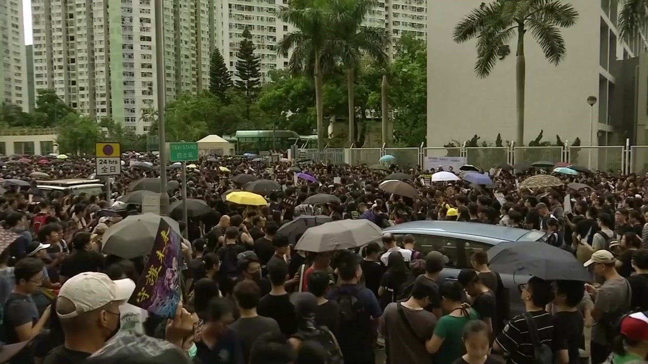 홍콩 시위대-경찰 충돌...물대포 첫 배치