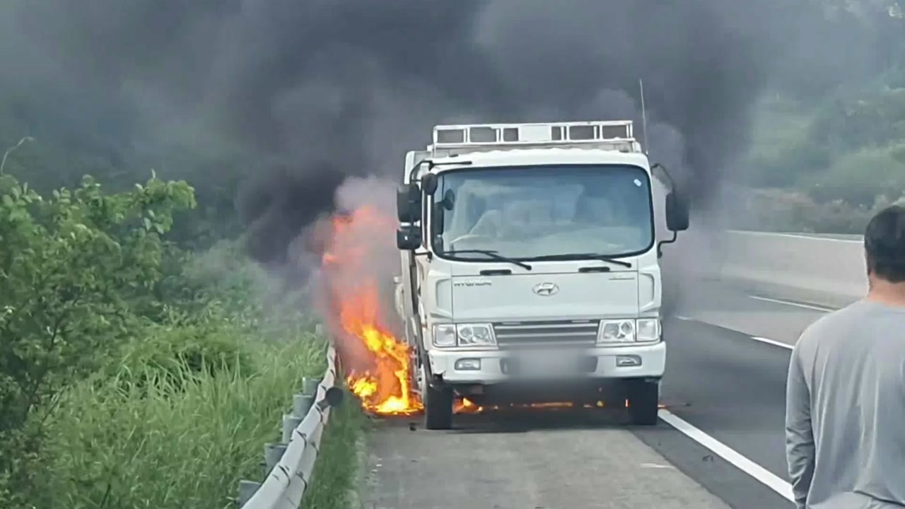 호남고속도로에서 주행 중 화물차 화재