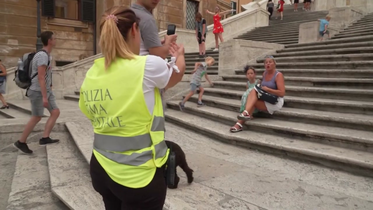 로마 명소 '스페인 계단' 통제 논란...앉기만 해도 벌금