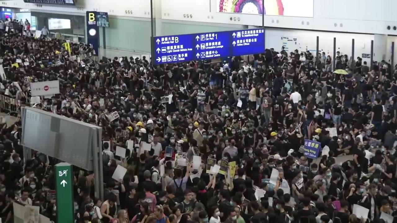 홍콩 국제공항에 시위대 5천여 명 집결...항공기 운항 중단