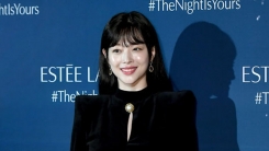 설리, 강렬한 파워숄더룩…초미니 입고 각선미 자랑 설리, 강렬한 파워숄더룩…초미니 입고 각선미 자랑