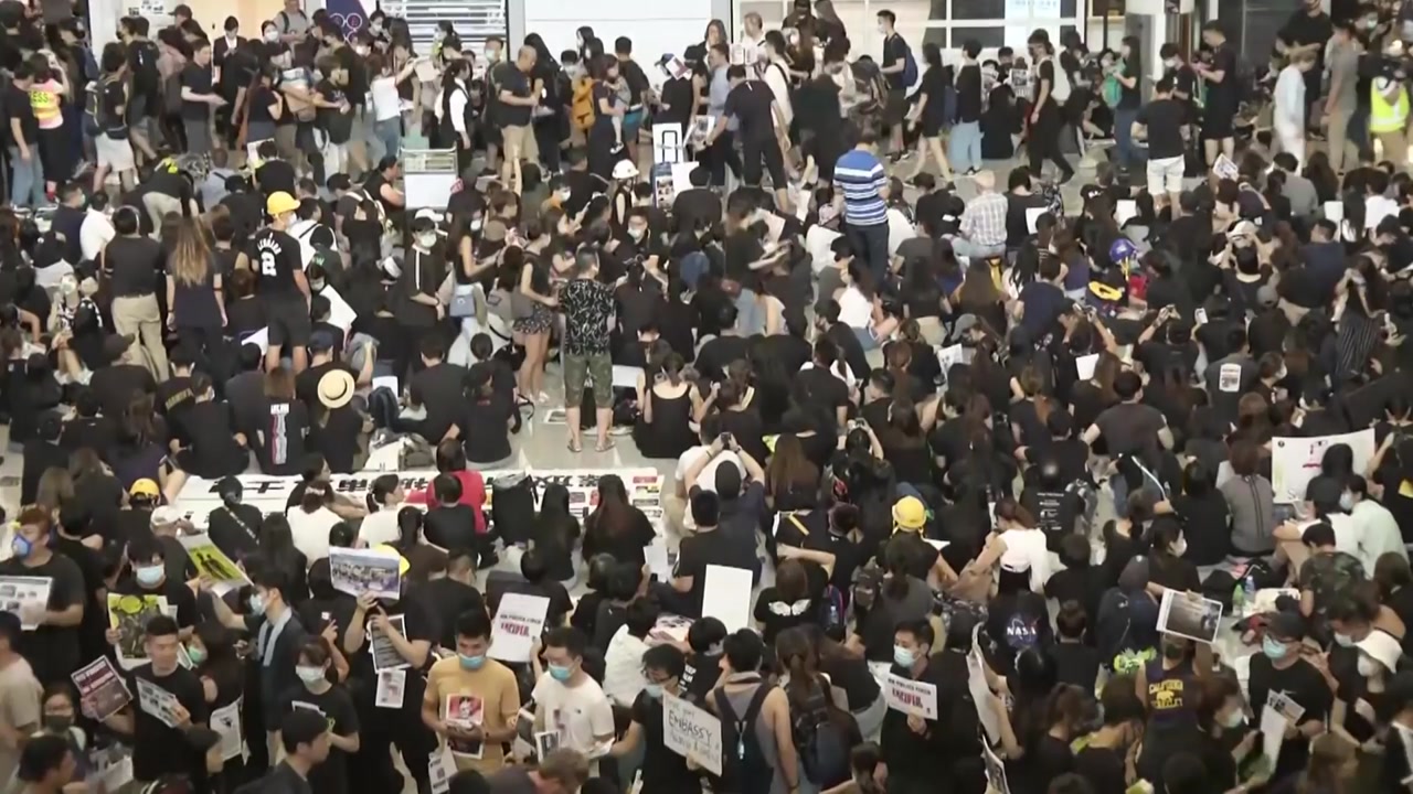 홍콩 공항 '불안한' 운항 재개...공항 출입구 일부 폐쇄