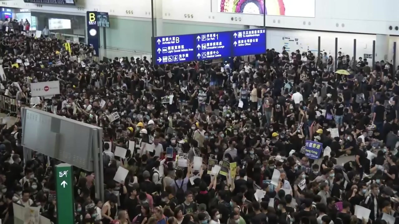 홍콩 공항 출입 부분 통제...오늘 이착륙 대부분 정상