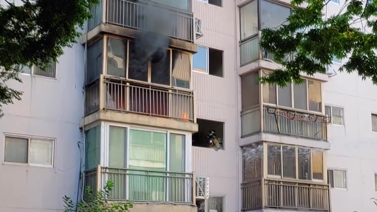 평택 아파트 3층에서 불...주민 10여 명 대피