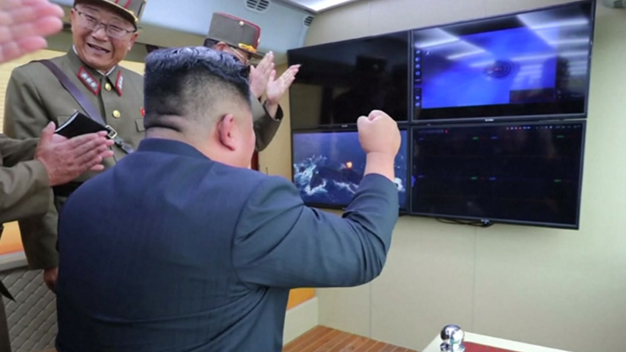 북한 "어제 새 무기 시험 사격"...김정은, 주먹 불끈