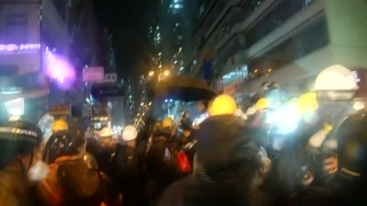 홍콩 시위 다시 격화...경찰, 시위대에 첫 실탄 경고사격