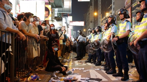 홍콩 시위 참가 여성 폭로 "경찰이 알몸 수색 강요해"