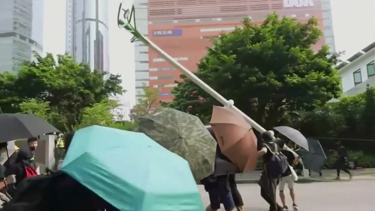 홍콩 시위대가 '가로등' 철거에 나선 이유