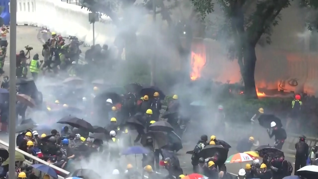 홍콩 시위대-경찰 결국 충돌...최루탄·물대포 발사
