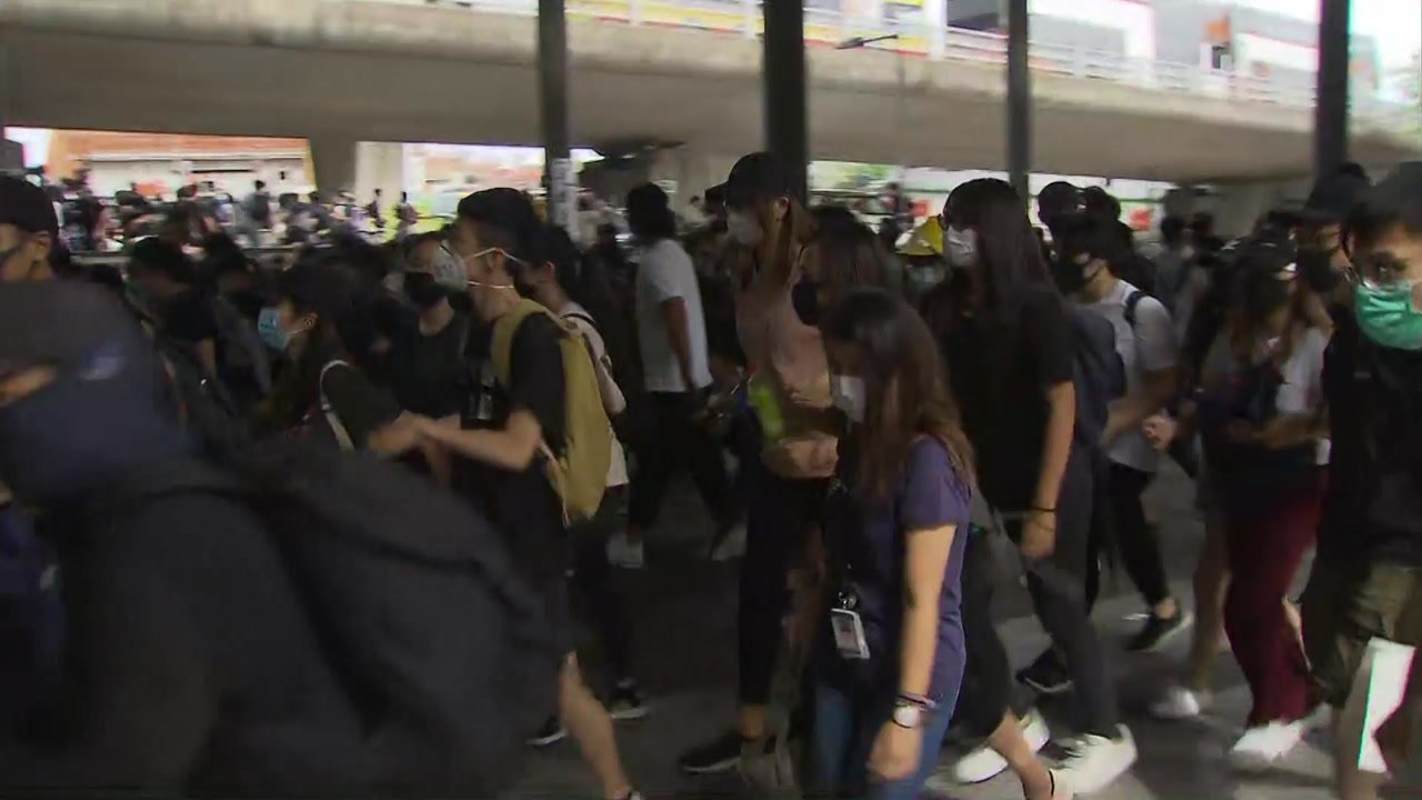 홍콩 공항서 시위대-경찰 대치...주변 '교통마비'
