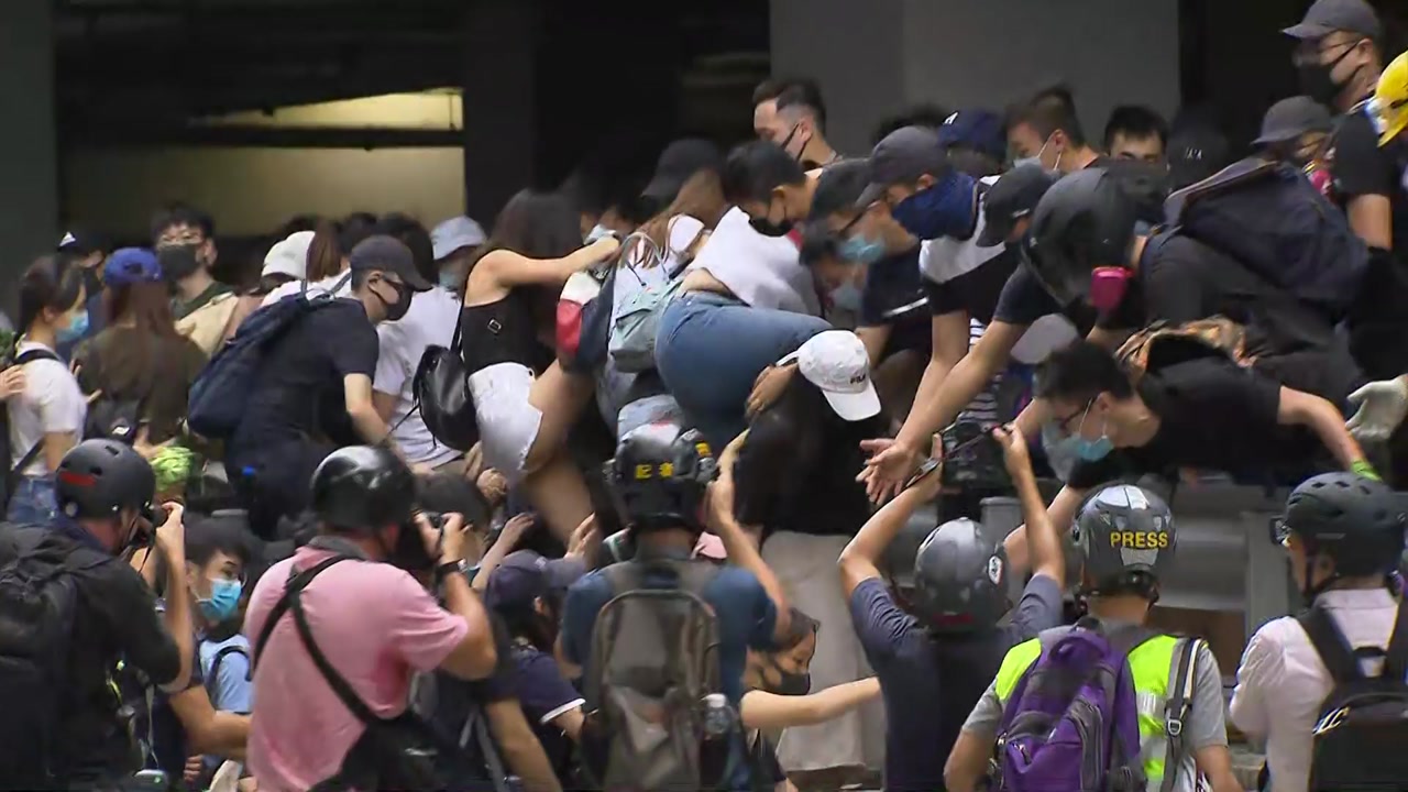 홍콩 공항 진입 충돌...오늘부터 동맹 휴학
