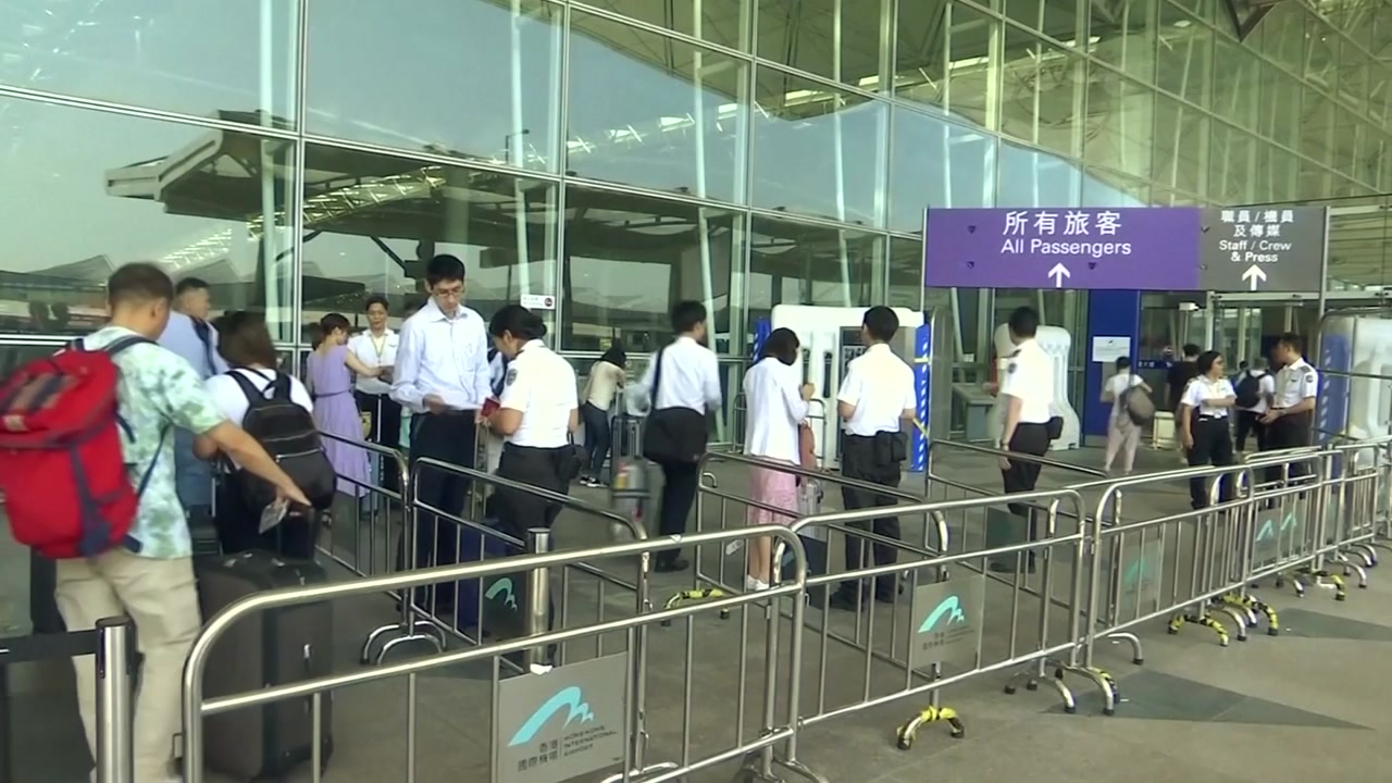 홍콩경찰 '공항 마비 시위' 원천 봉쇄...공항 정상운영