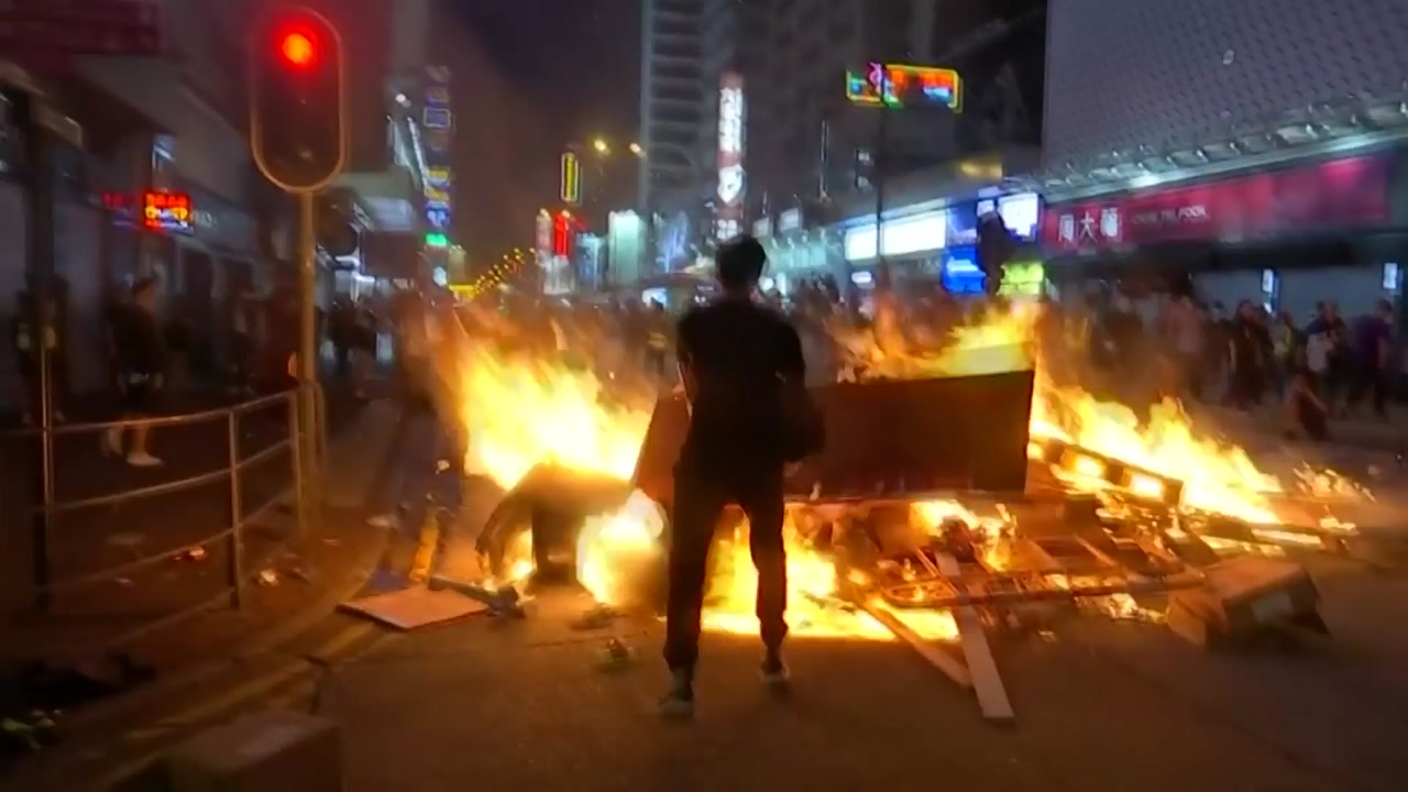 송환법 철회 뒤에도 시위대-경찰 충돌...공항 마비 시도