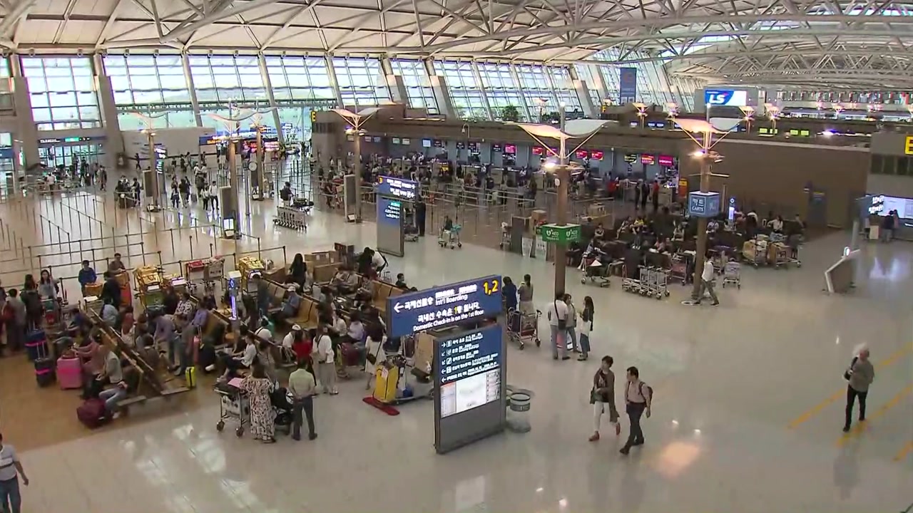 한가위 연휴 인천공항 '북적'...일본행은 '절반 수준'