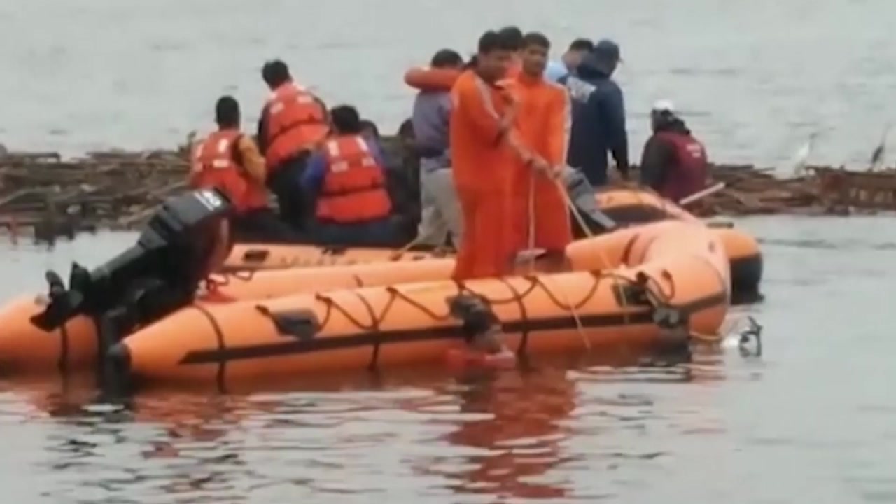 인도 호수서 힌두교 종교행사 중 선박 침몰..."12명 사망"