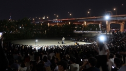 크러쉬, '나빠' 1위 공약 지켰다…한강 버스킹 2500명 운집 크러쉬, '나빠' 1위 공약 지켰다…한강 버스킹 2500명 운집