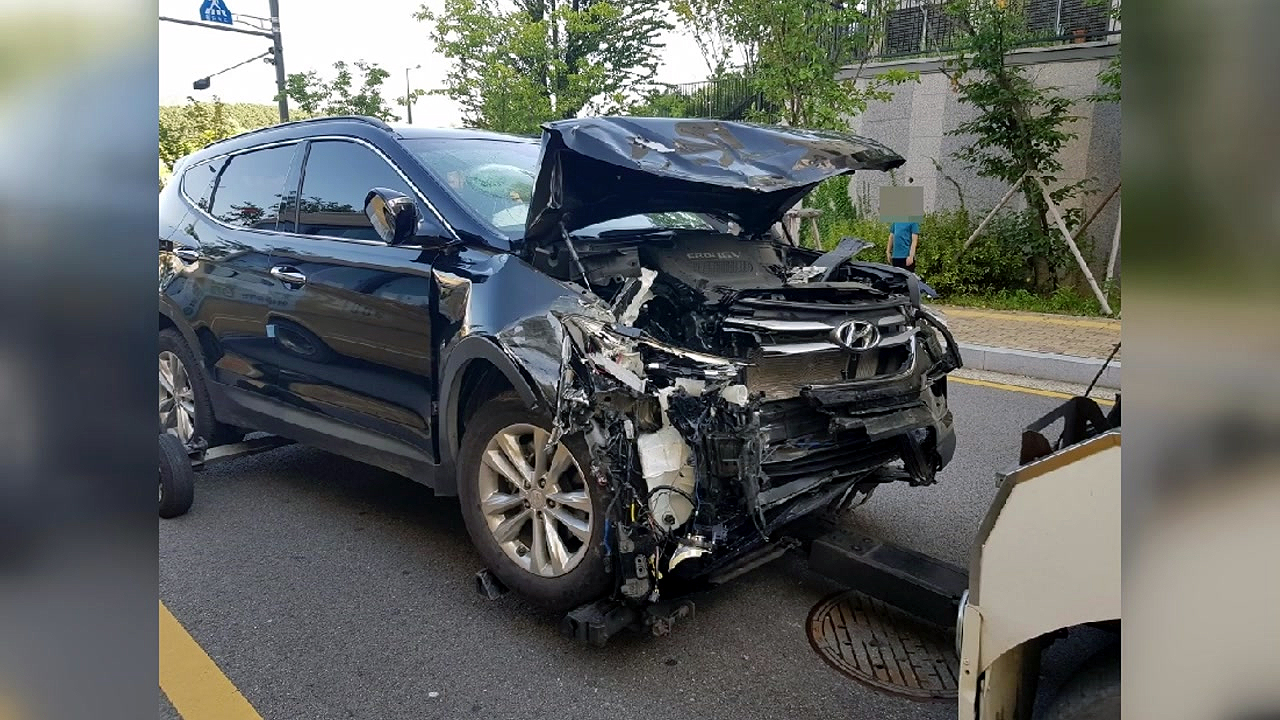 SUV-유치원 통원 차량 부딪쳐...12명 부상