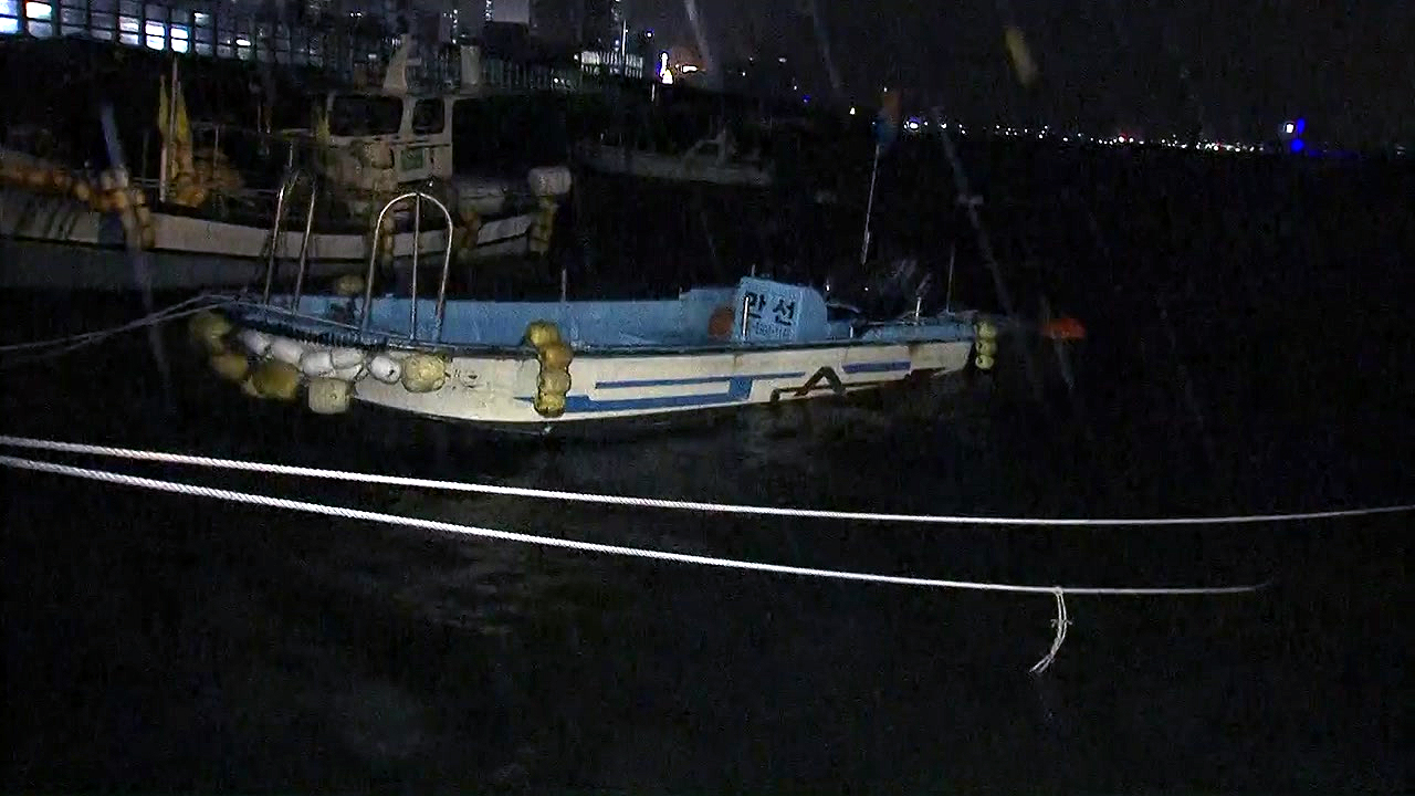 태풍 최근접 경남...불어난 물에 고립된 6명 구조