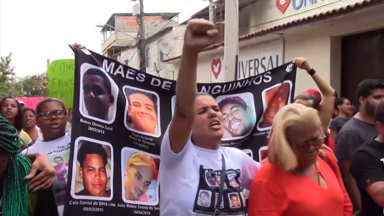 경찰 총탄에 숨진 브라질 소녀 빈민가에서 장례식 열려