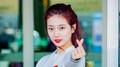 수지, 레드 스커트 잡고 깜찍 포즈…러블리한 출국 수지, 레드 스커트 잡고 깜찍 포즈…러블리한 출국