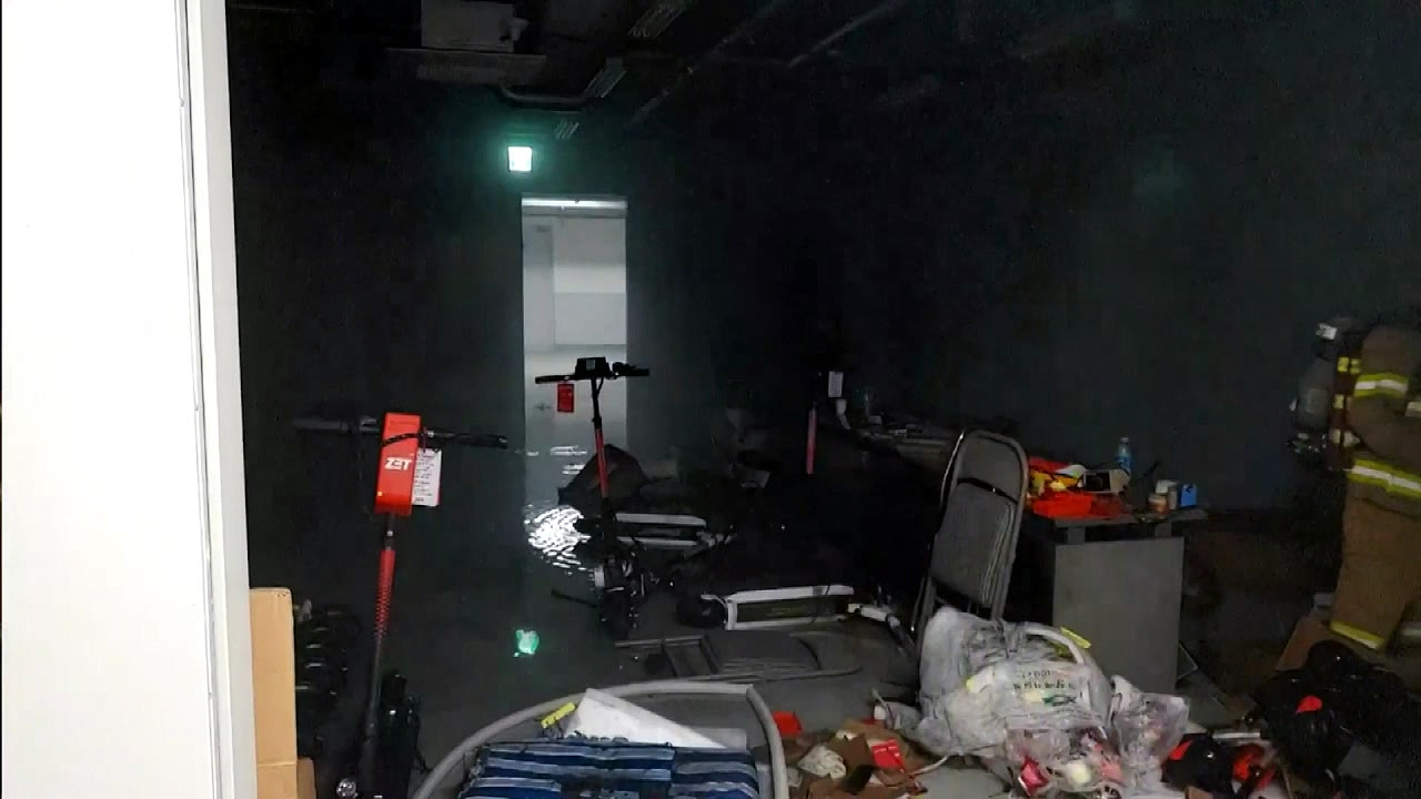 건물 지하에서 전동킥보드 충전 중 폭발·화재