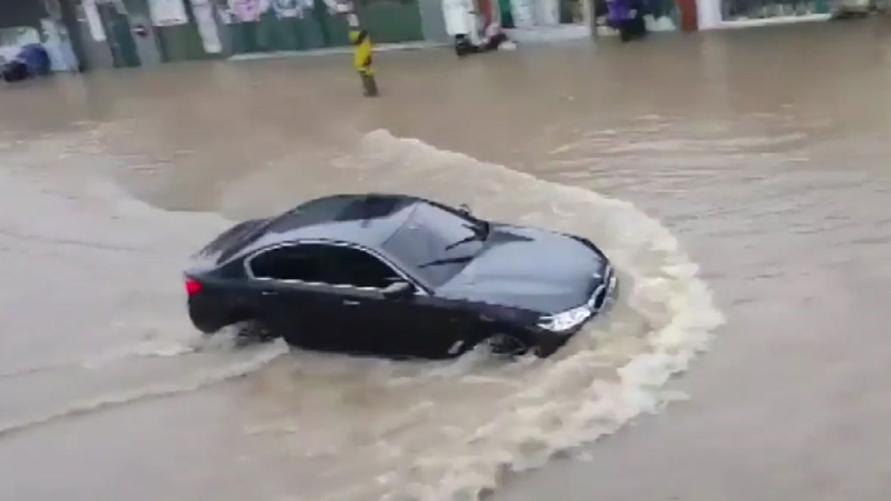 [제보영상] 차가 물에 둥둥...태풍 '미탁' 위력