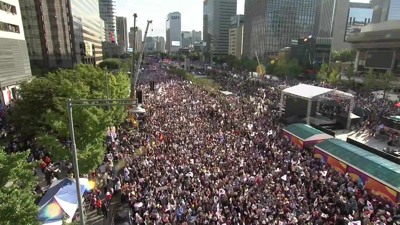 "조국 파면" 서울 도심에서 대규모 집회...청와대로 행진도
