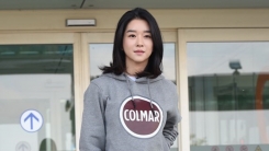 서예지, 공항패션은 편안하게…후드티+청바지로 캐주얼룩 완성 서예지, 공항패션은 편안하게…후드티+청바지로 캐주얼룩 완성