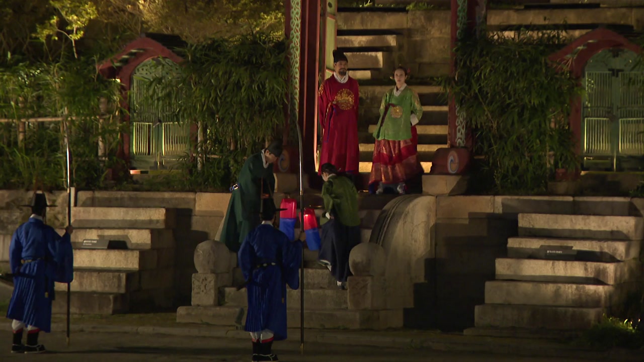 "한국 문화의 정수 느꼈어요" 궁궐의 아름다움에 매료된 해외 문화인들