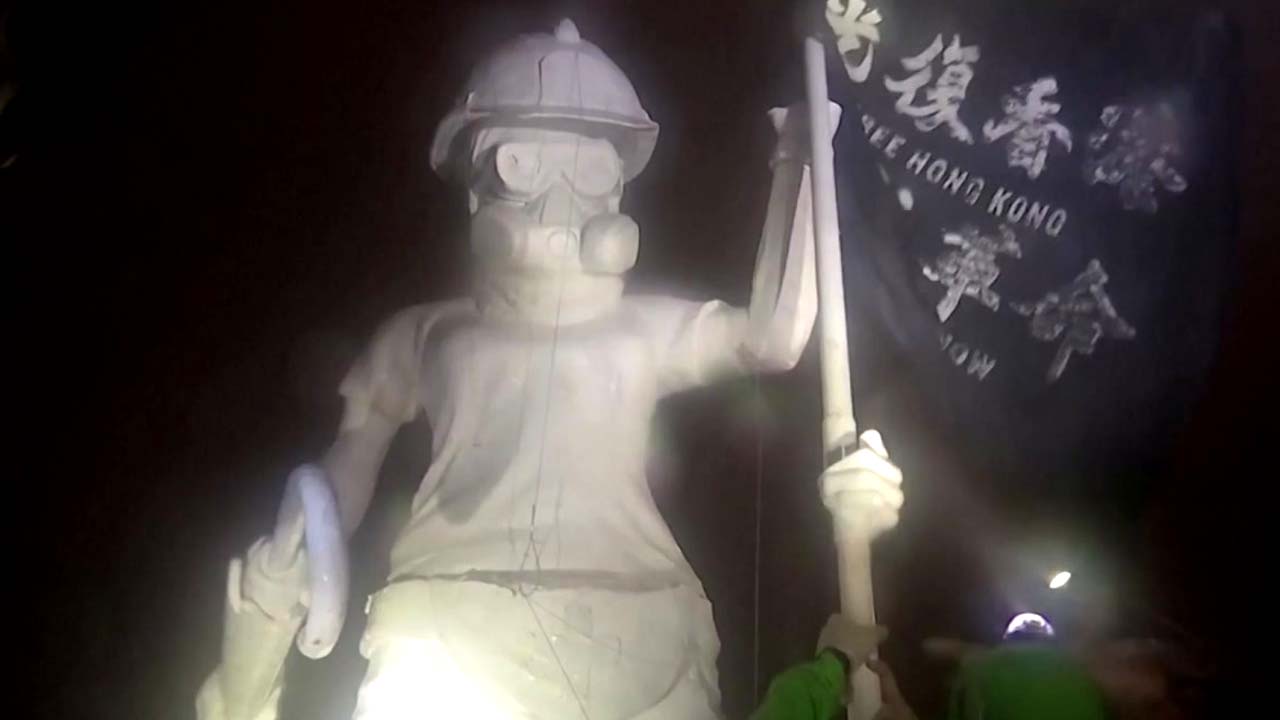 홍콩 산 정상에 '자유의 여인상' 설치...곳곳 게릴라식 시위