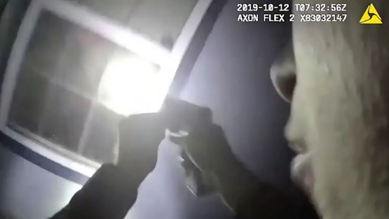 美 백인 경찰, 집에서 조카 돌보던 흑인 여성 오인 총격 살해